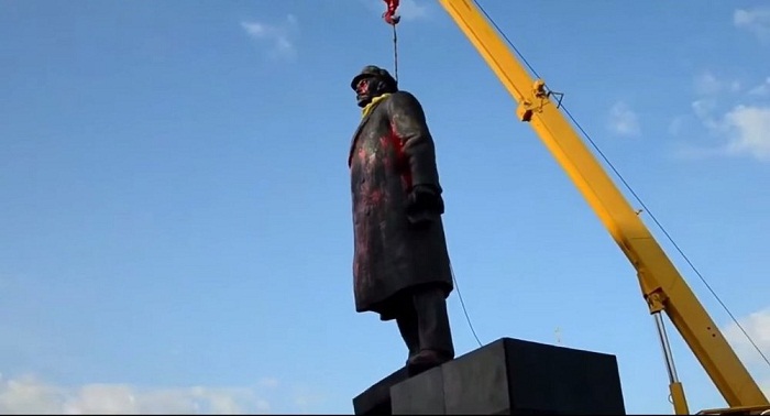 L`Ukraine détruit sa plus grande statue de Lénine